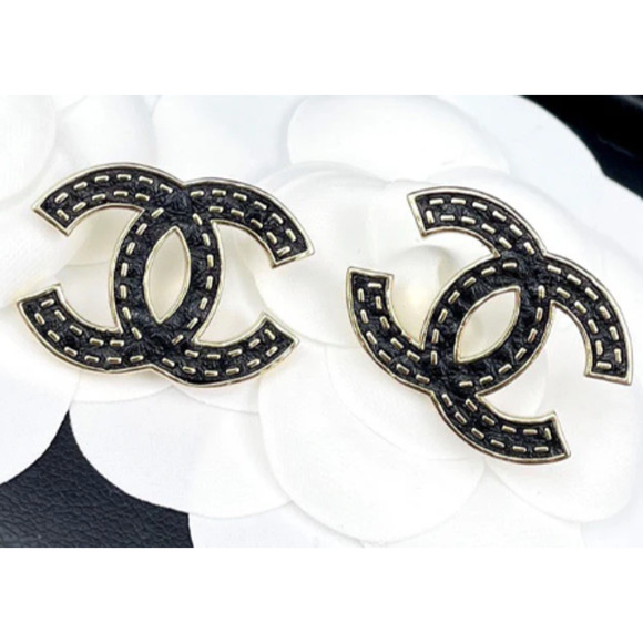Chanel Gold and Black Textured Interlocking CC Stud Earrings Fall 2023 (CCXX020) - Picture 1 of 6